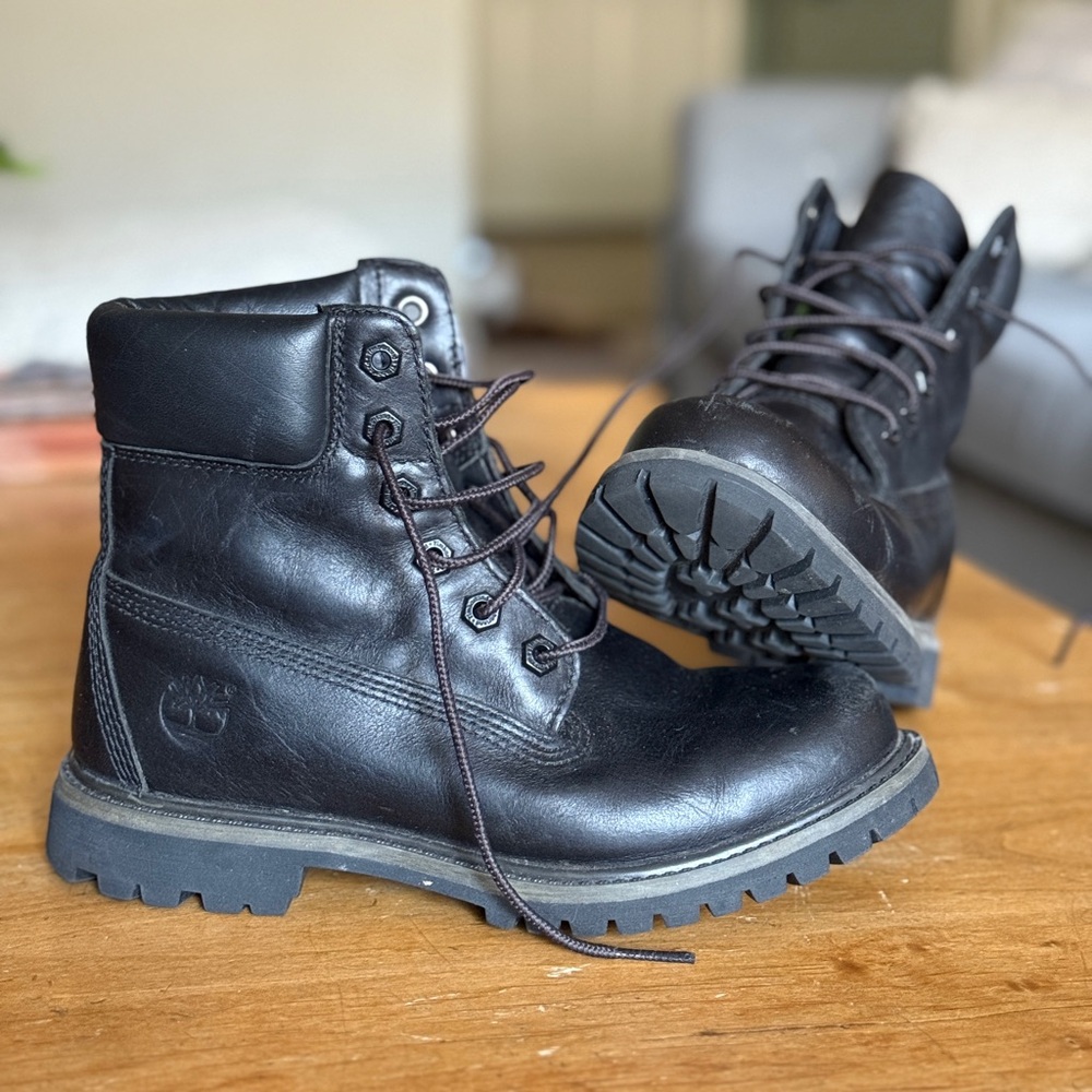 Women's 6-Inch Premium Waterproof Boots in Black Leather - Size 6.5